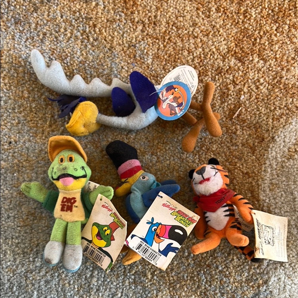 3 Kellogg breakfast brunch bean bags, plus a bonus road runner finger puppet